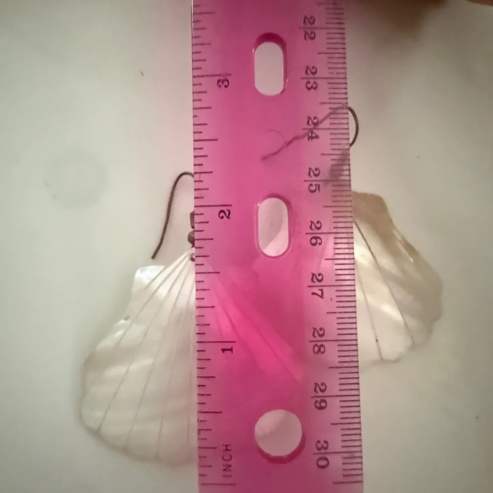 Elegant Shell-Shaped Earrings - Picture 3 of 5